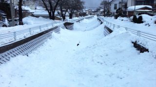 雪で川をふさぐ（福島県南会津）