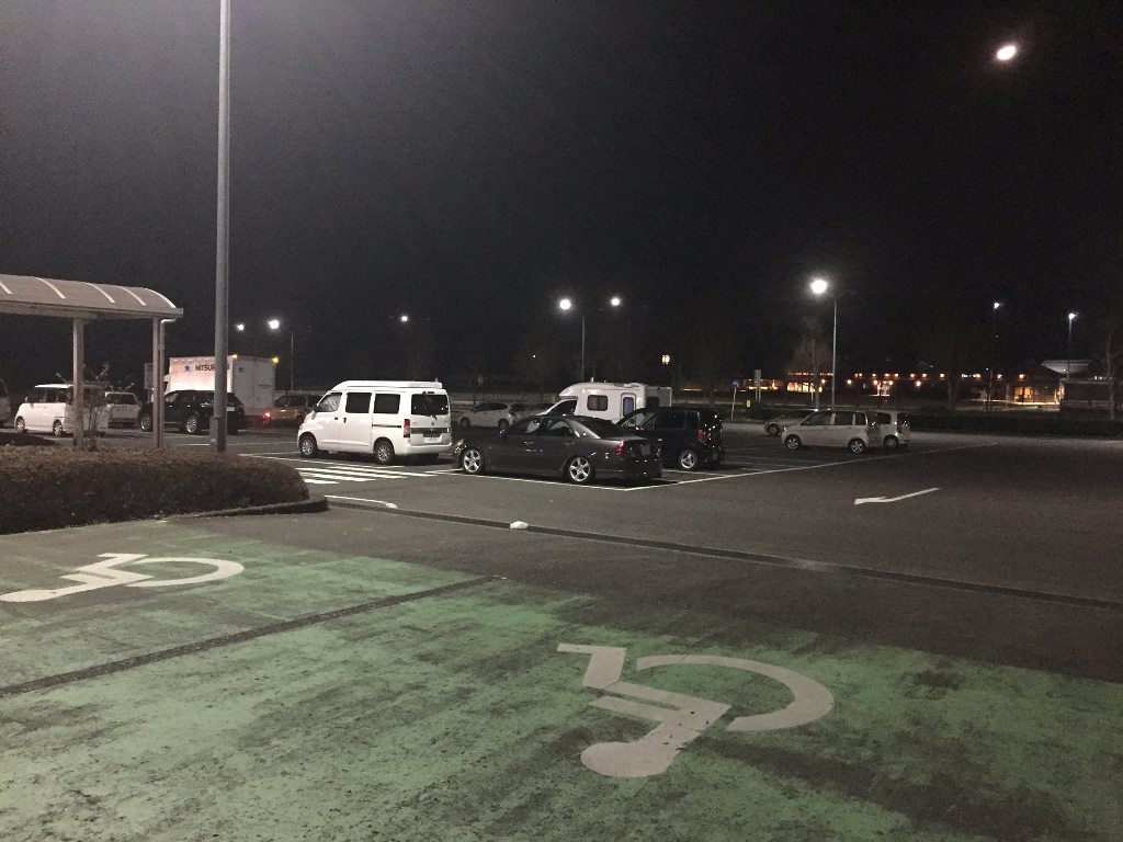 夜間の駐車場